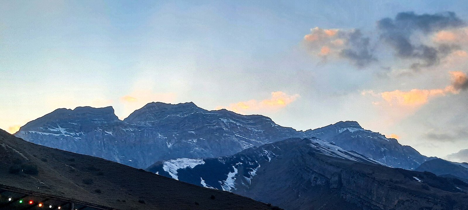 Laza yaxınlığında gün batımında qarlı Şahdağ silsiləsi, Qusar rayonu