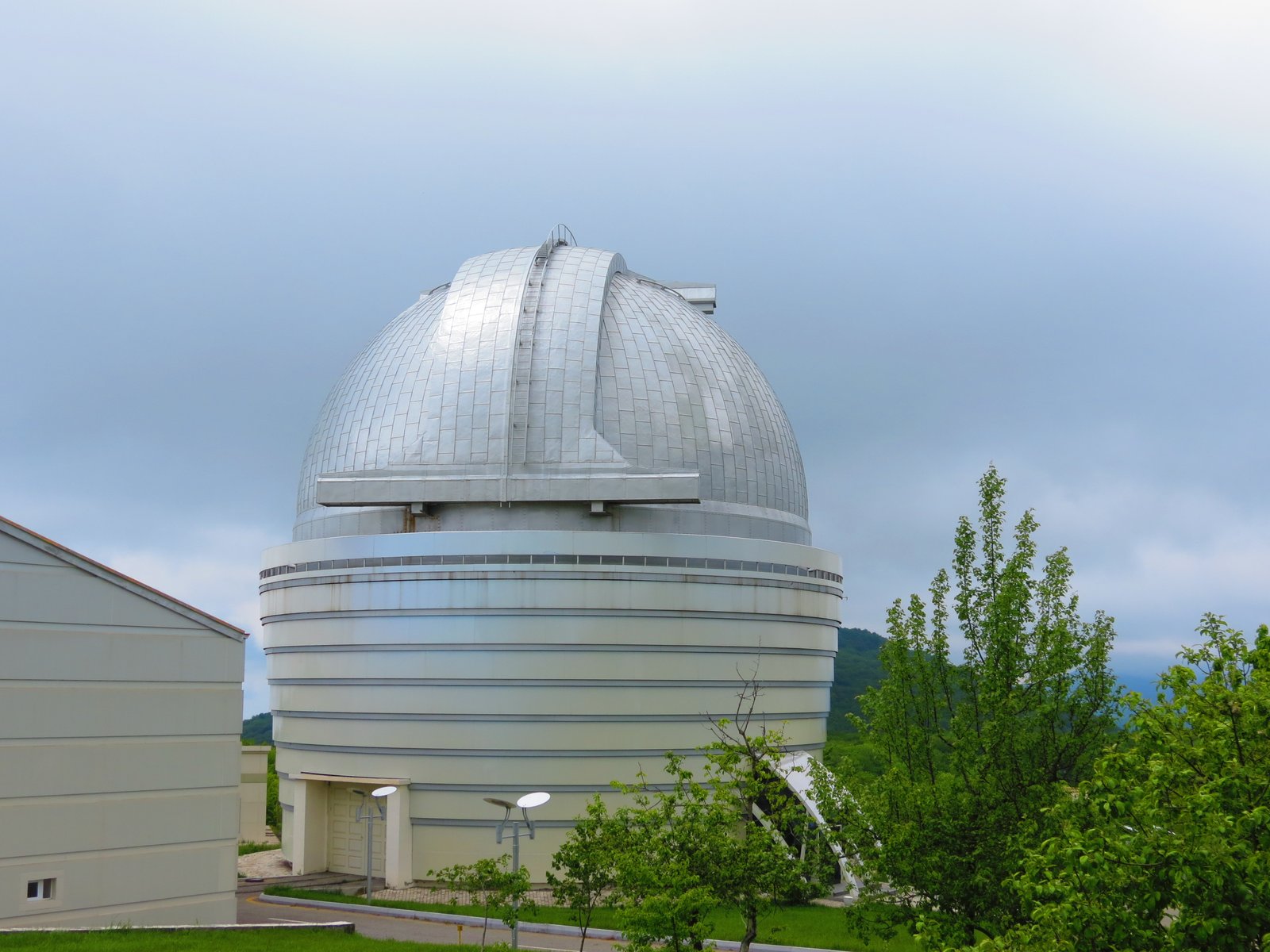 Şamaxı Astrofizika Rəsədxanası, Pirqulu: gümüşü günbəzli teleskop binası və yaşıl ağaclar