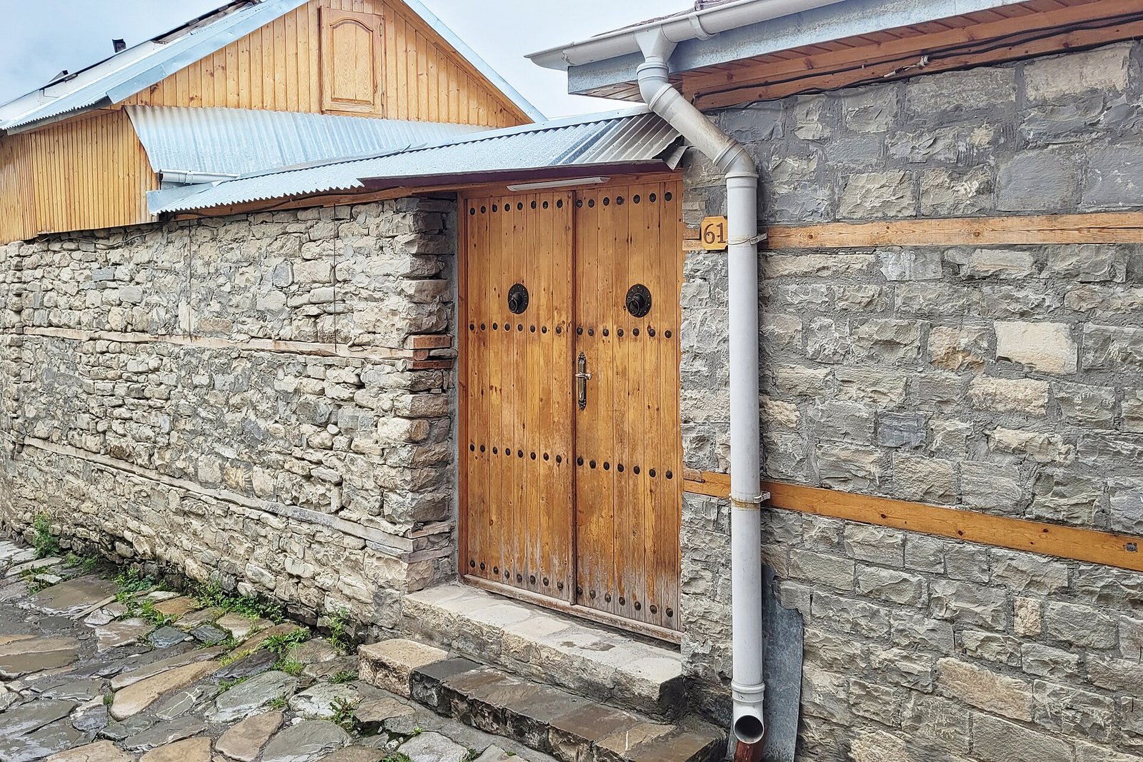 Lahıcda daş divarlı evin mismarlı taxta qapısı və daş döşənmiş küçə