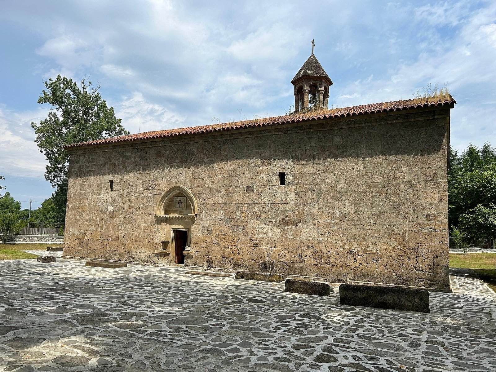 Nicdə daş divarlı Çotari (Müqəddəs Yelisey) kilsəsi
