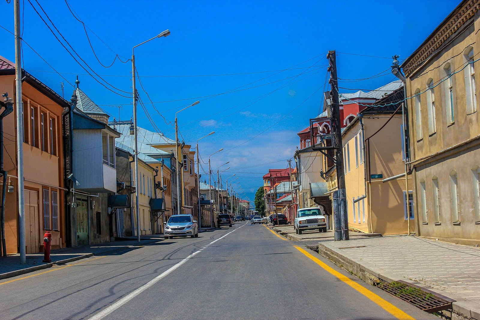 Qırmızı Qəsəbədə köhnə binalarla əhatələnmiş küçə, Quba rayonu