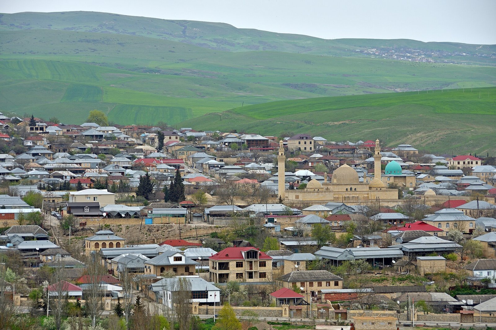 Şamaxı şəhərinin evləri və Cümə məscidi, arxada yaşıl təpələr